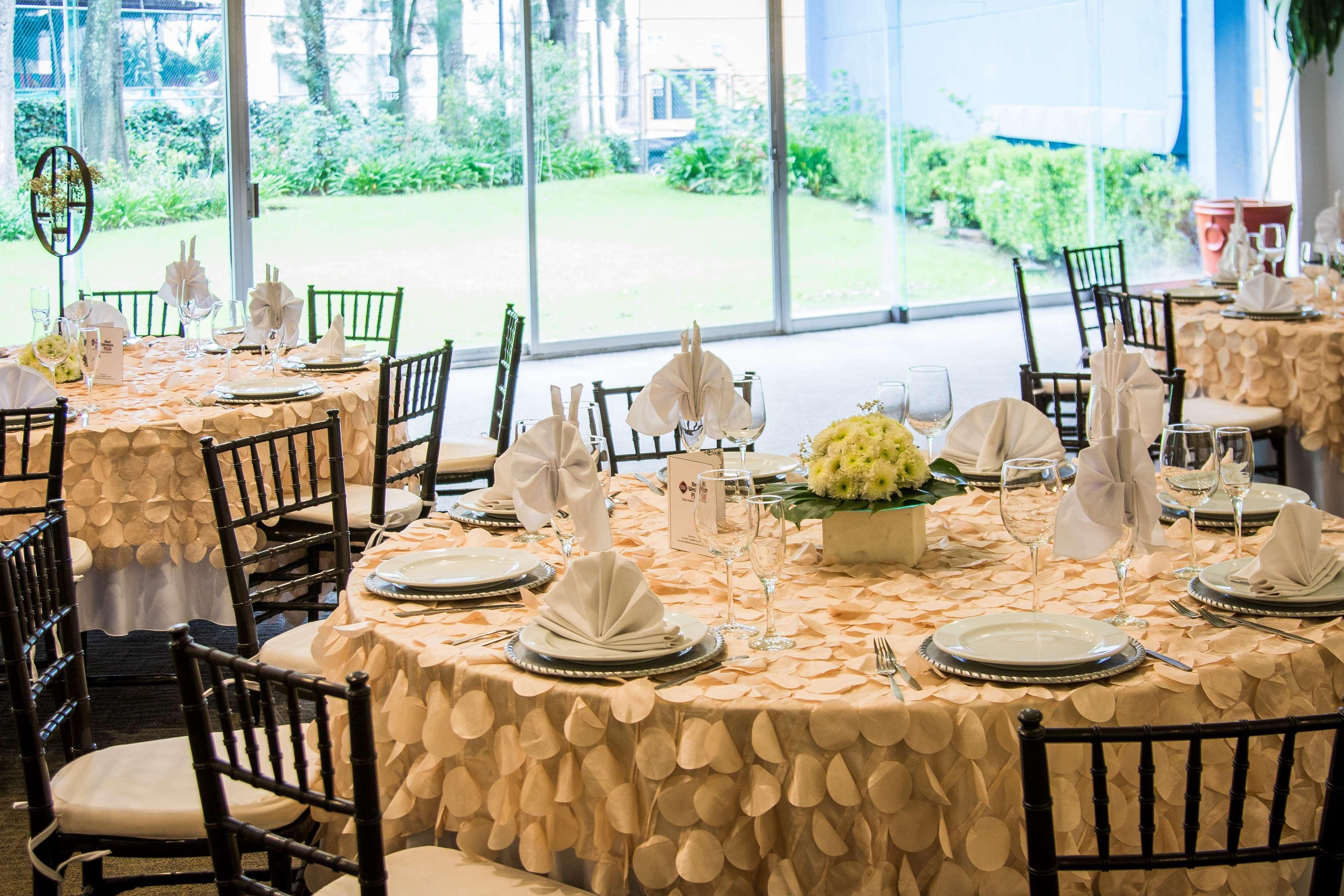 莫雷利亚格兰贝斯特韦斯特plus酒店 外观 照片 A table set for a formal dinner
