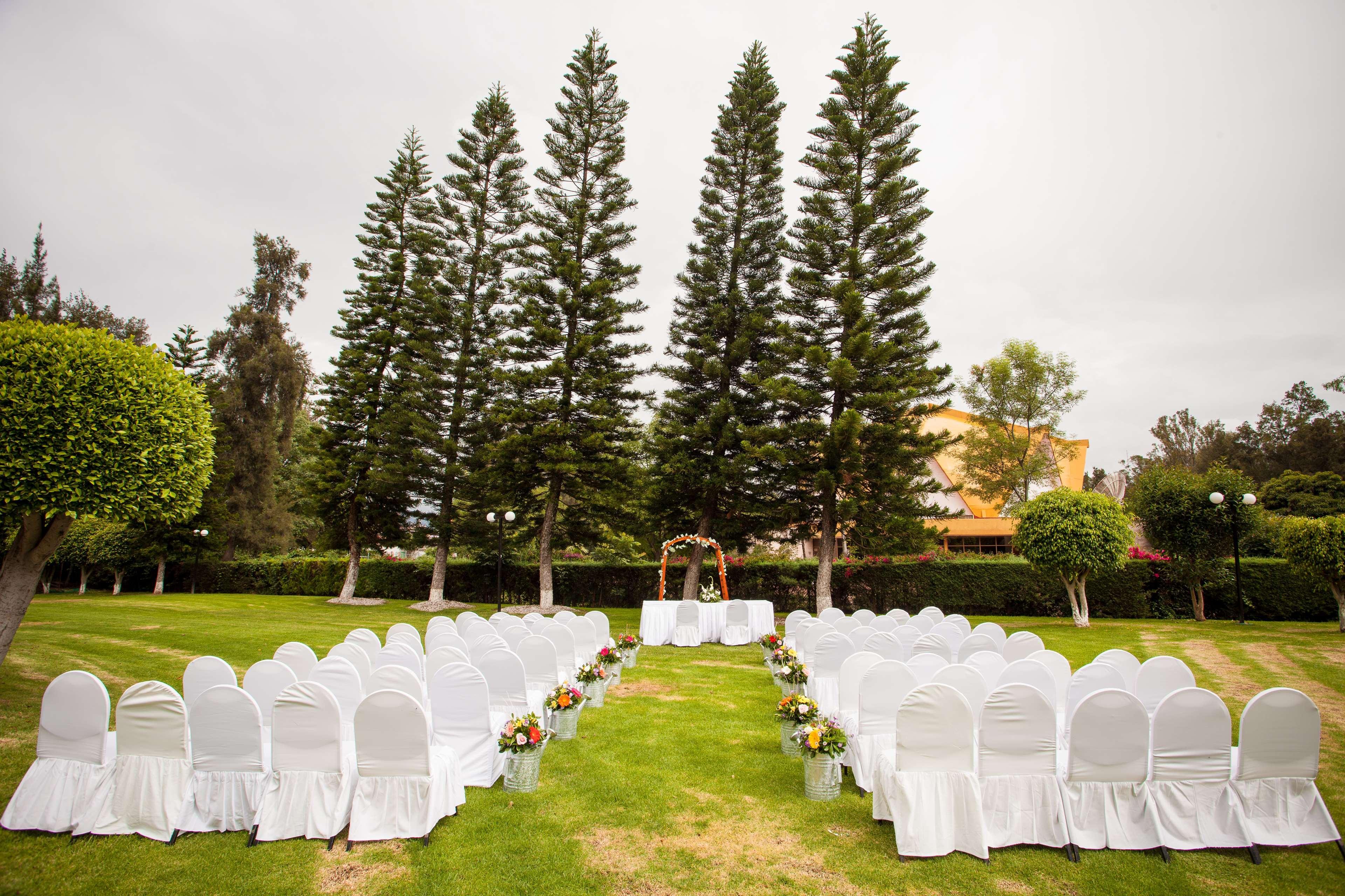 莫雷利亚格兰贝斯特韦斯特plus酒店 外观 照片 The lawn at the hotel