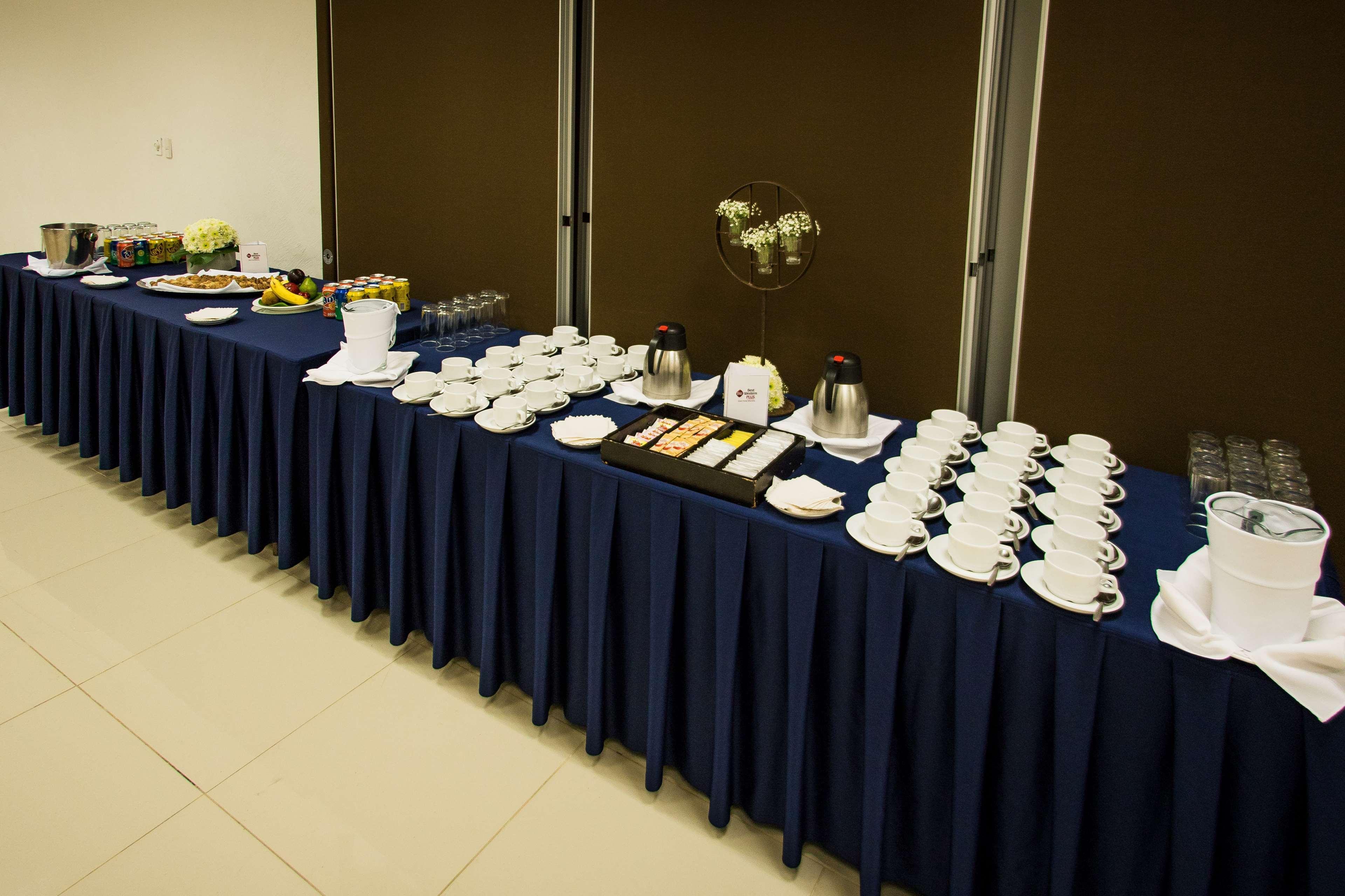 莫雷利亚格兰贝斯特韦斯特plus酒店 外观 照片 A buffet table