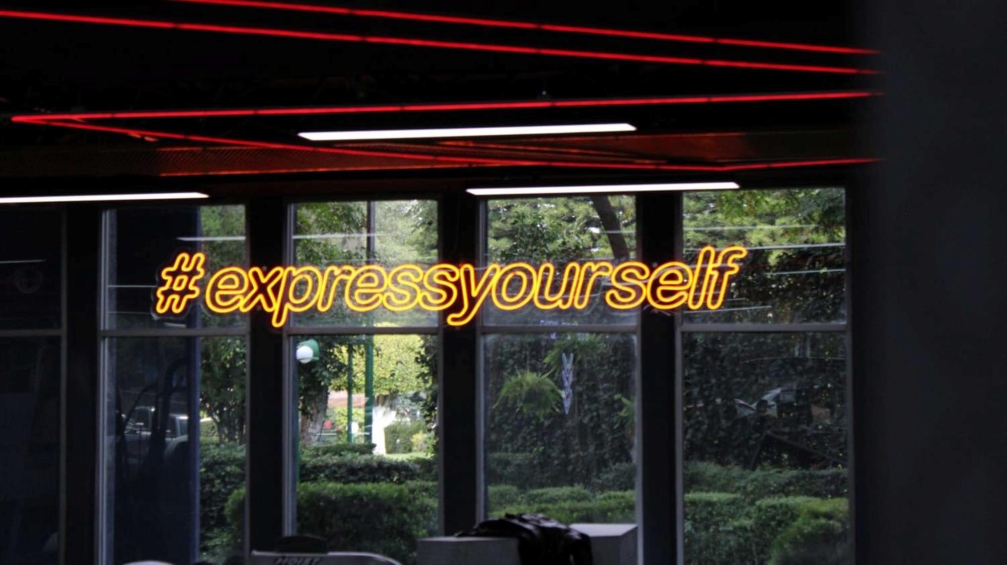 莫雷利亚格兰贝斯特韦斯特plus酒店 外观 照片 #expressyourself neon sign at the 2013 MTV Video Music Awards