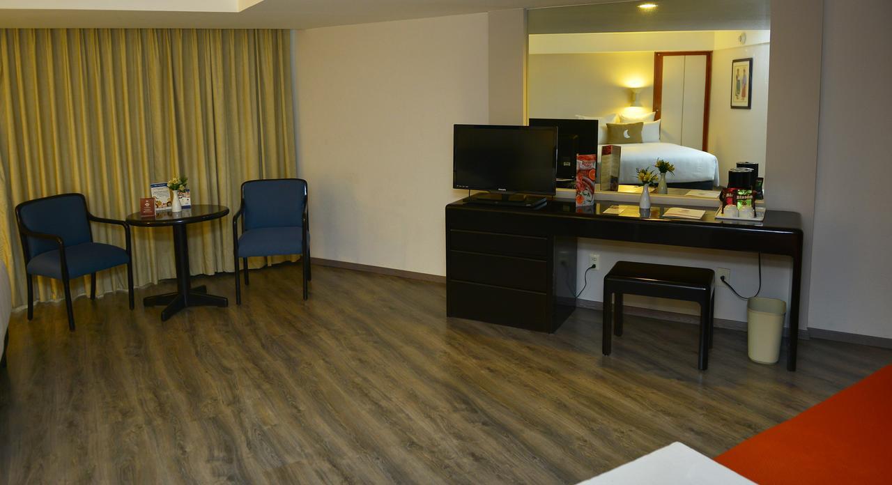 莫雷利亚格兰贝斯特韦斯特plus酒店 外观 照片 A room at the hotel