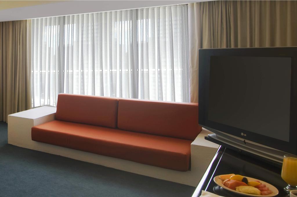 莫雷利亚格兰贝斯特韦斯特plus酒店 外观 照片 A sofa in a hotel room