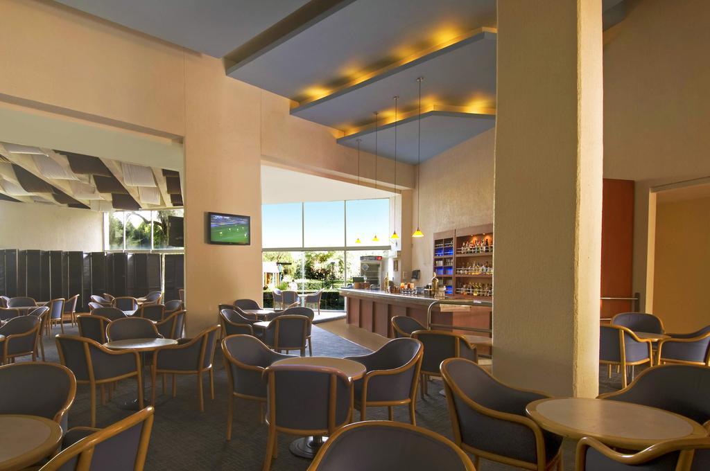 莫雷利亚格兰贝斯特韦斯特plus酒店 餐厅 照片 The Club at Palm Springs International Airport